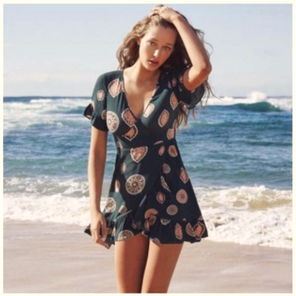 Tigerlily Dresses & Skirts - TIGERLILY Matisse Emerald Green Ruffle Wrap Mini Dress